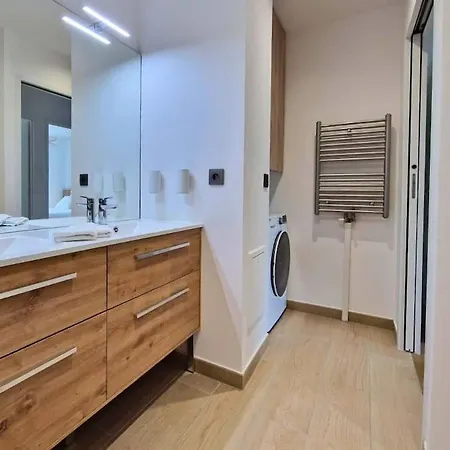Appartamento Sublime 4 Etoiles Neuf T3 Aputeaux 61m2 Proche La Defense, 10m2 De Terrasse Avec Magnifique Vue Puteaux