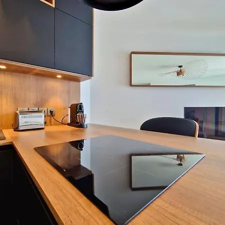 Appartamento Sublime 4 Etoiles Neuf T3 Aputeaux 61m2 Proche La Defense, 10m2 De Terrasse Avec Magnifique Vue Puteaux